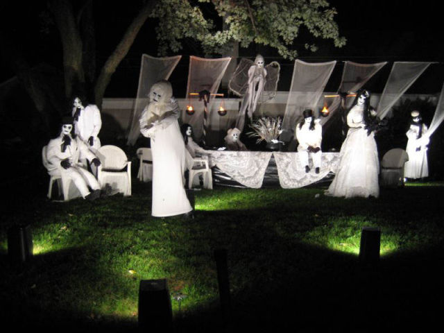 Get Ready for Halloween  with These Halloween  Front  Yard  